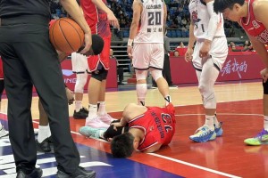 betvictor伟德(中国)唯一官方网站-WOC！郭艾伦！是膝盖啊…