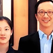betvictor伟德(中国)唯一官方网站-47岁伏明霞现状曝光，73岁丈夫渐老孩子未长大，嫁百亿富翁后悔吗？