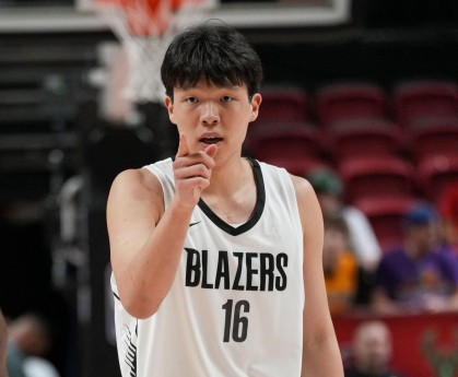 杨瀚森背靠背首发登场26分钟，8中4得到10分5板3助1帽