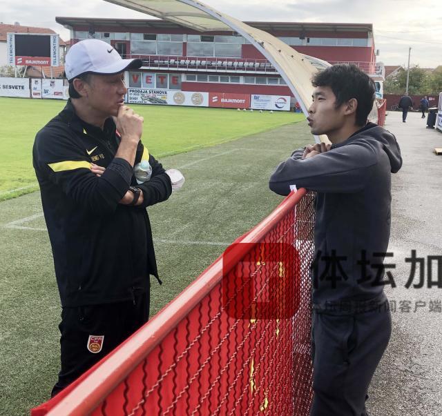 1666749042256070941.jpg 与主教练成耀东交流.jpg